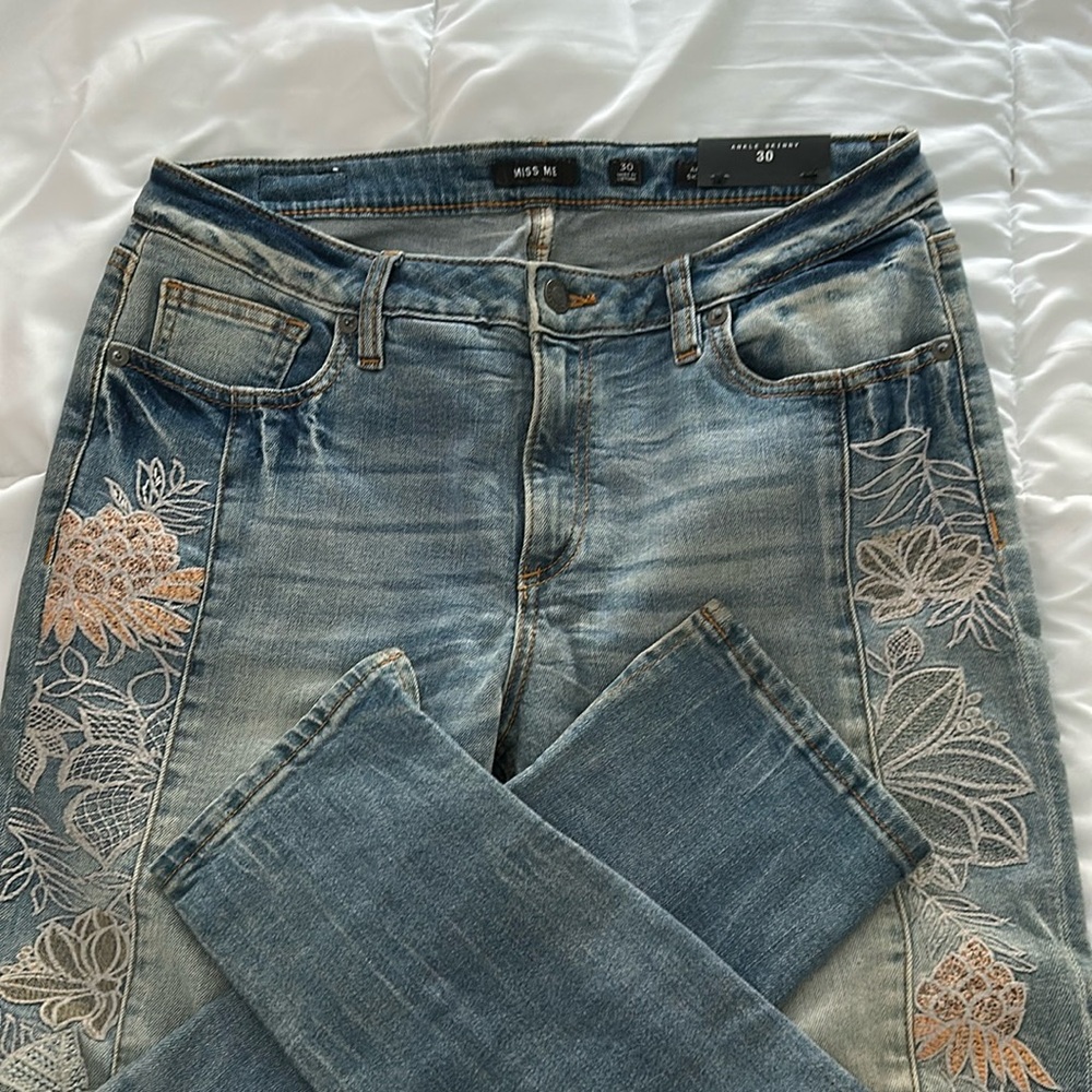Miss Me  NWT Skinny Ankle peach Floral embroidery( L)